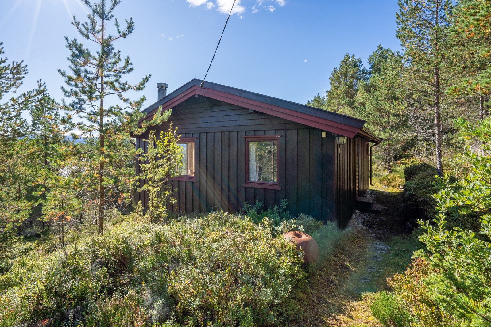 Eiendommen ligger fint til i naturen, med kort vei til flere flotte turområder Galleribilde