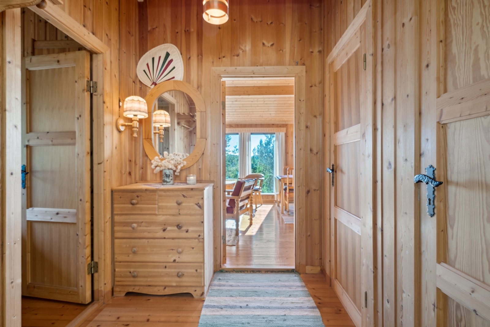 Fra gang/entre har man adkomst til 2 soverom, samt bad med dusj og servant Galleribilde