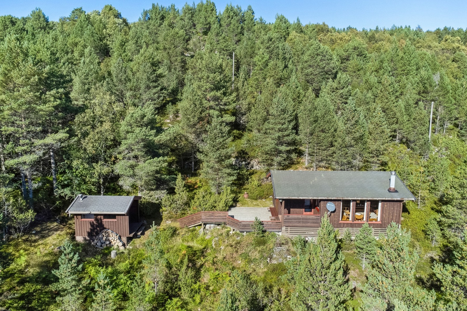 Hytta ble oppført i 1979. Det er i tillegg bod med mulldo oppført ca. 19080 Galleribilde