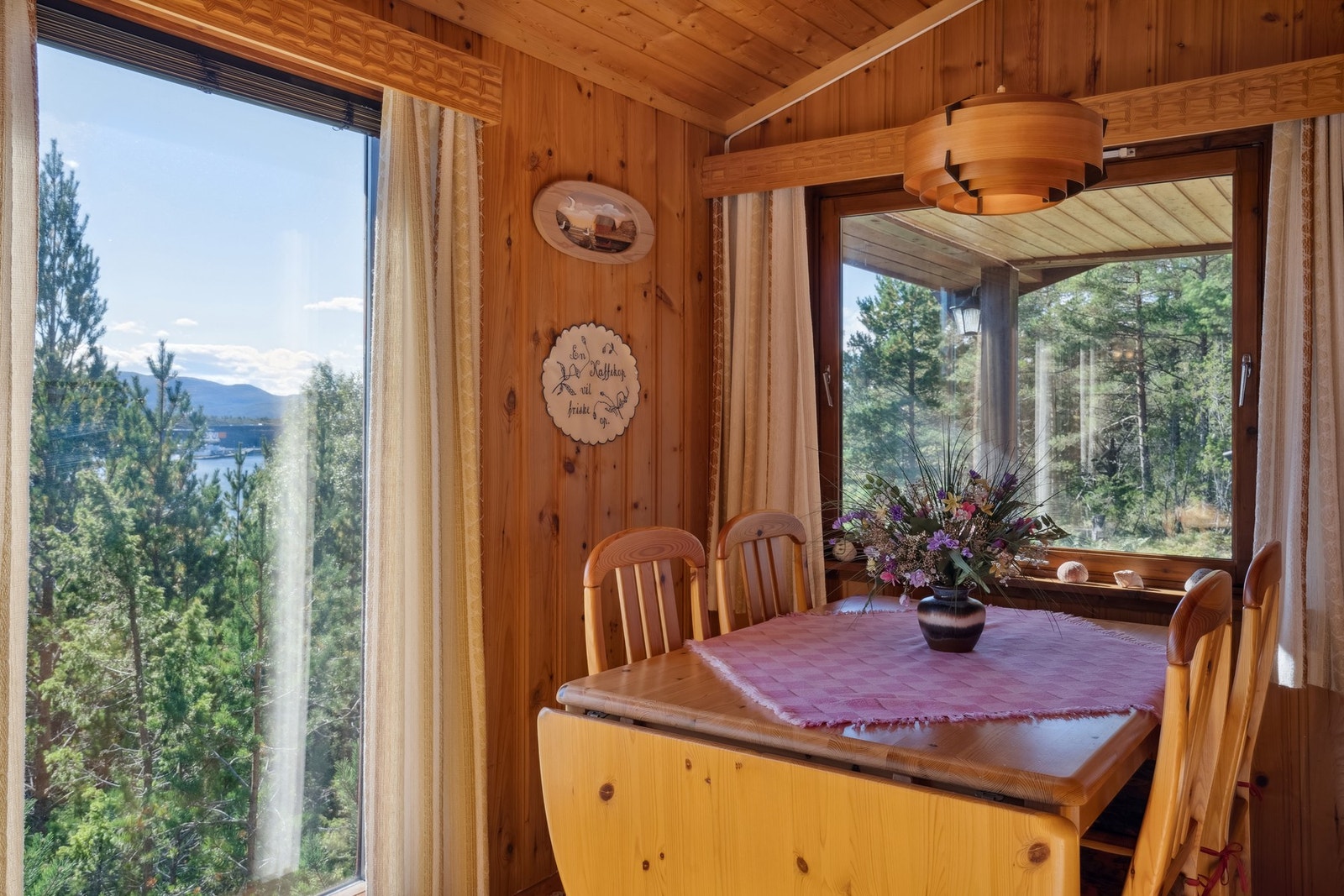 Plass til spisebord i tilknytting til kjøkken Galleribilde