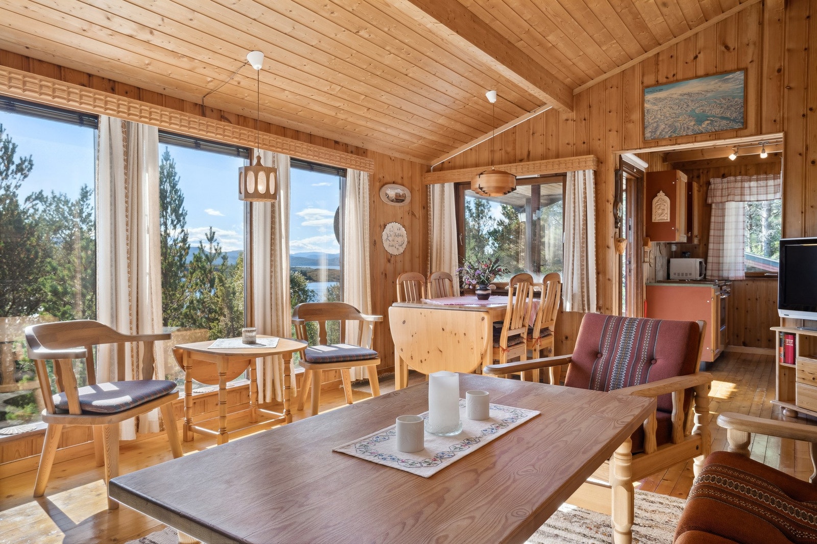 Koselig stue med store vindusflater, flott sjøutsikt Galleribilde