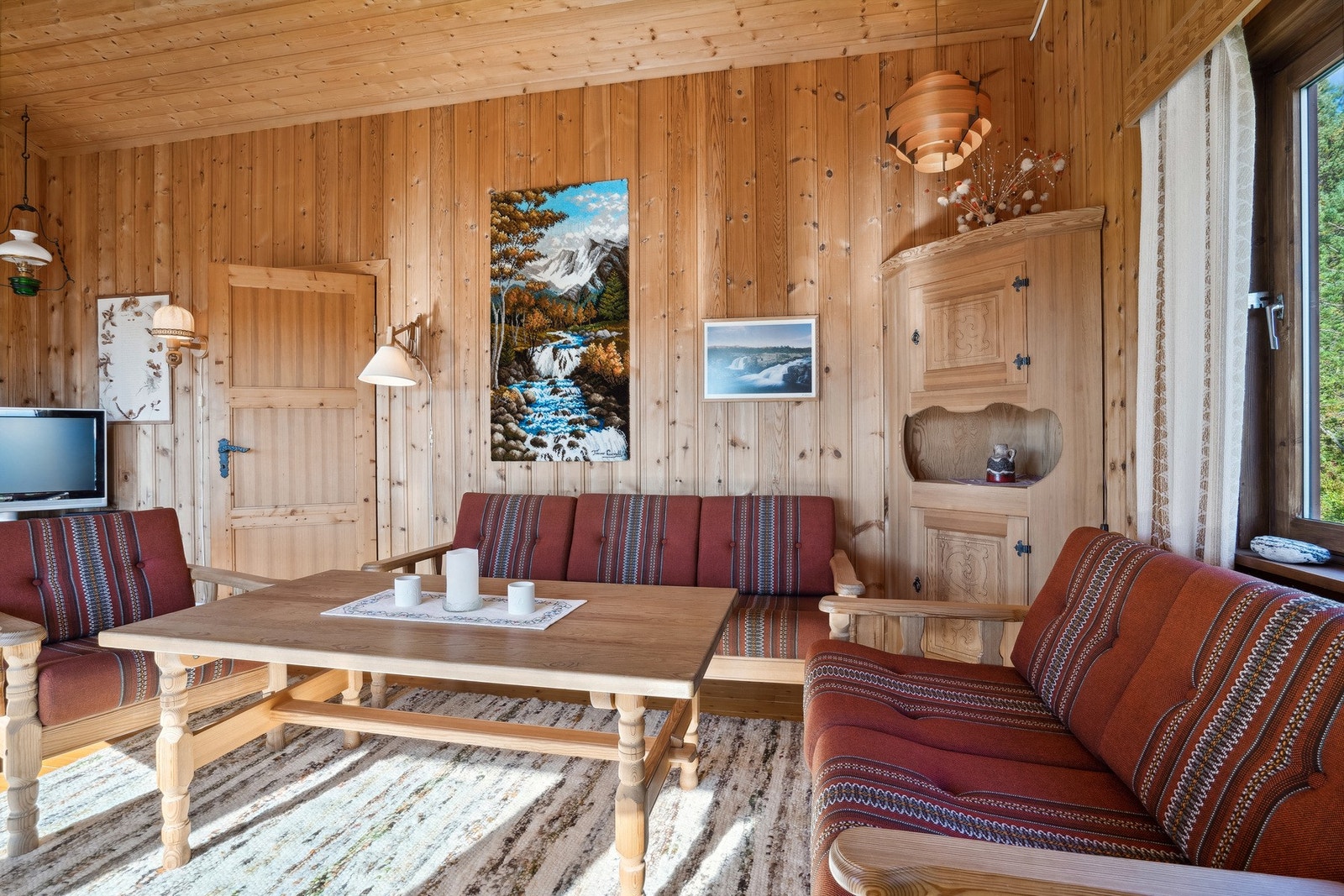 Stuen har plass til blant annet sofa, oppbevaringsmøblemt m.m. Galleribilde