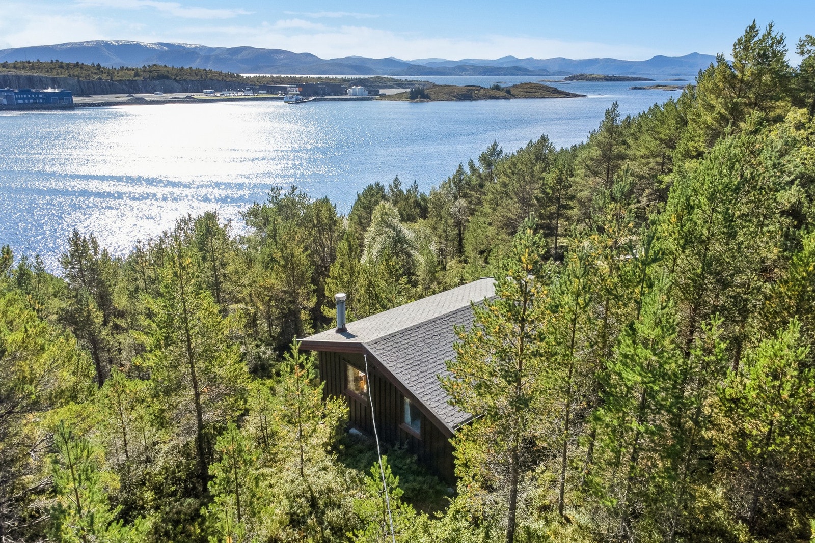 Hytta ligger ca. 100 meter til sjøen. Galleribilde