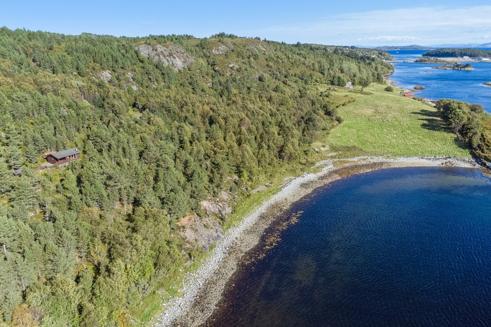 Med sjøen lett tilgjengelig er området et flott utgangspunkt for fritidsaktiviteter som kajakkpadling, dykking m.m. Galleribilde
