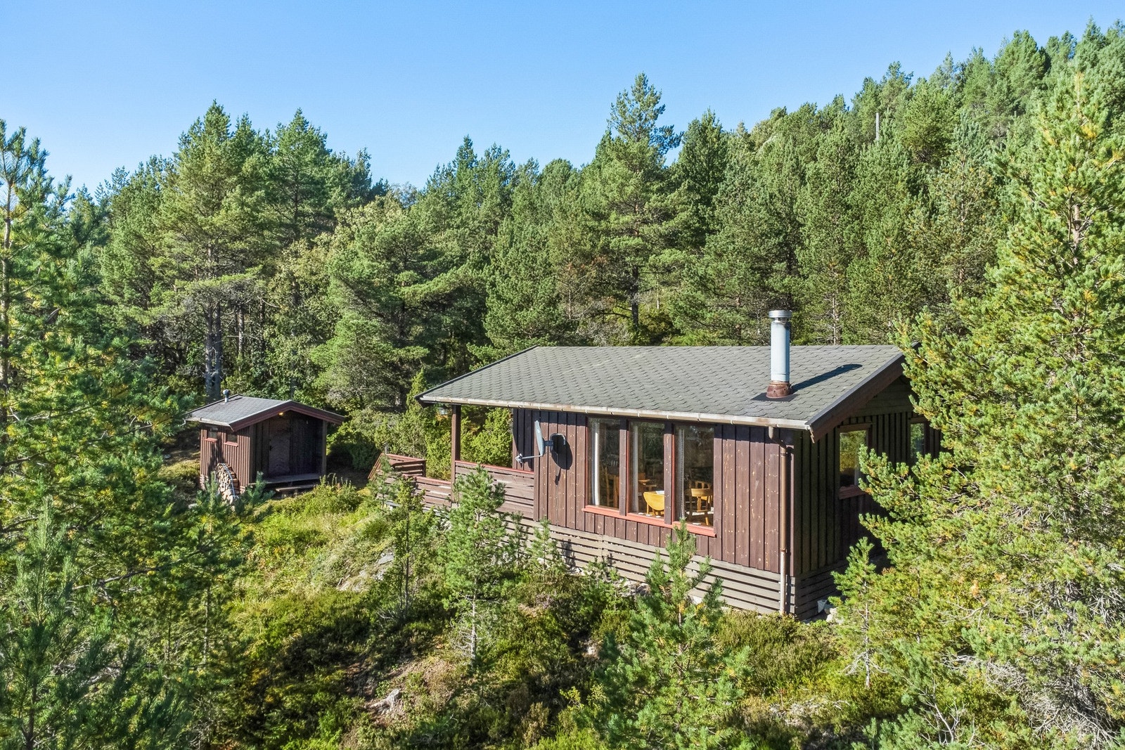 Det er ca. 5 minutters kjøretur til Sandstad med hurtigbåtterminal, dagligvarebutikk m.m. Galleribilde