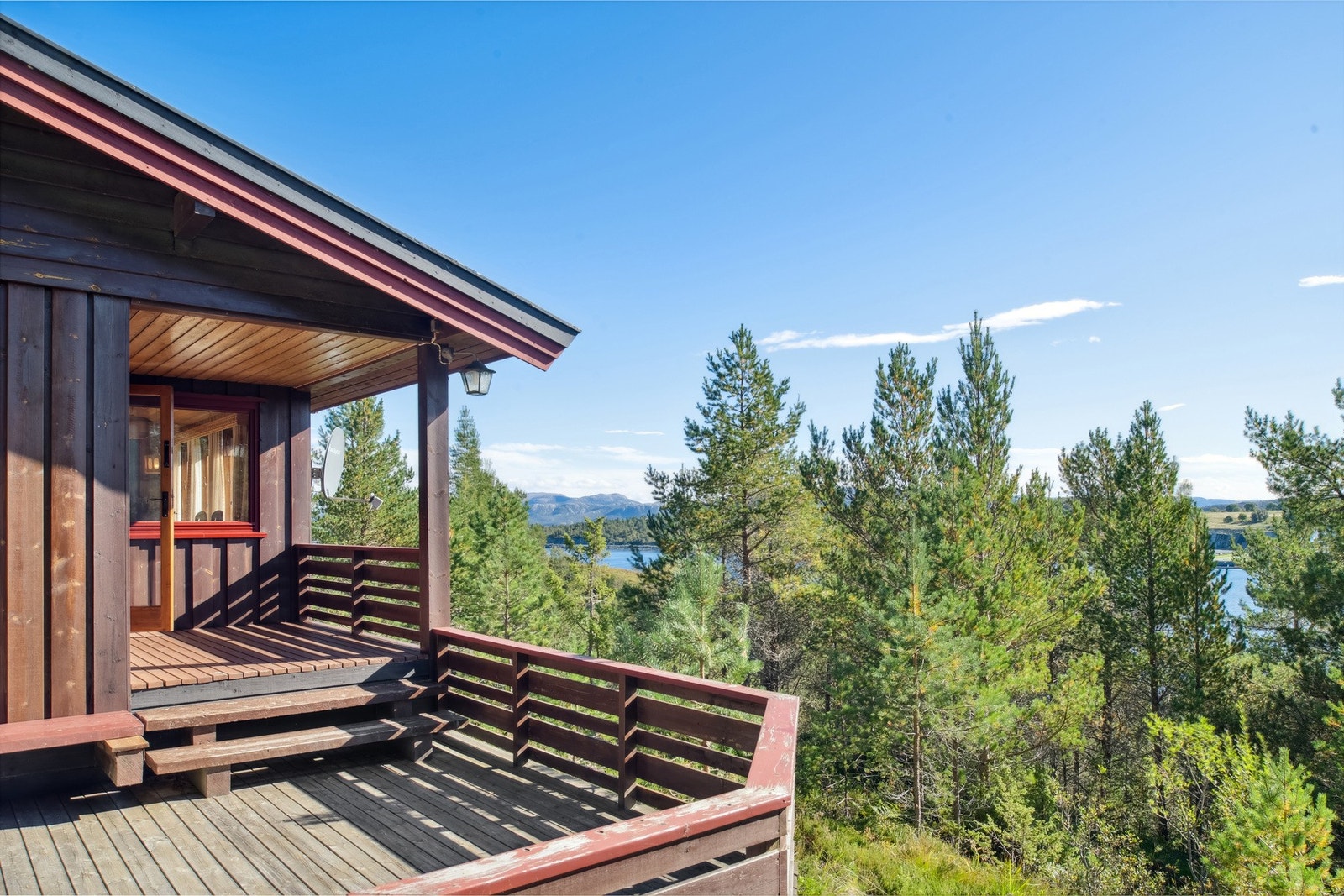 Koselig hytte med skjermet, naturskjønn beliggenhet på Sandstad Galleribilde