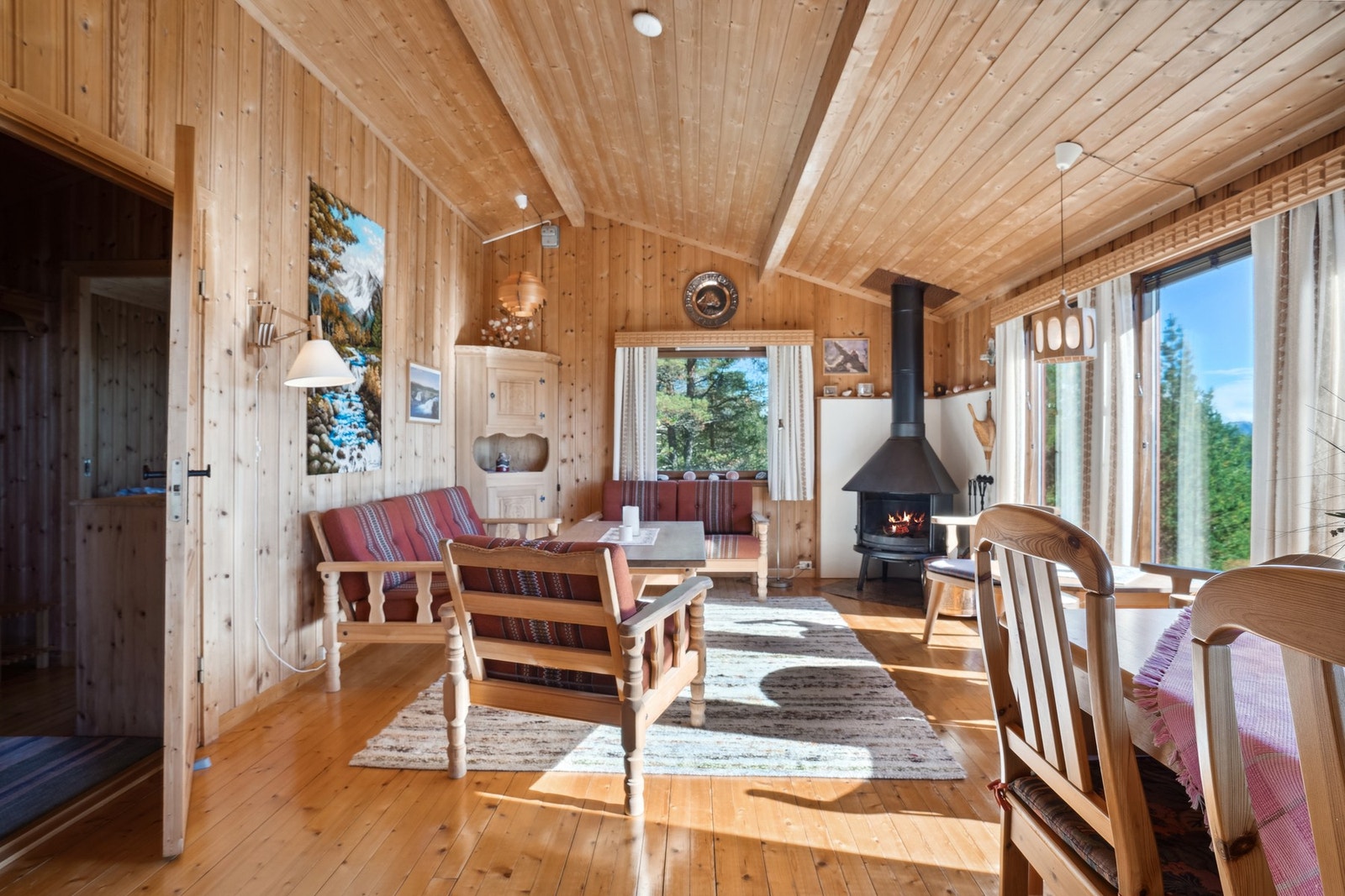 Det er installert ved-ovn. Det skaper en koselig atmosfære og er en god oppvarmingskilde Galleribilde