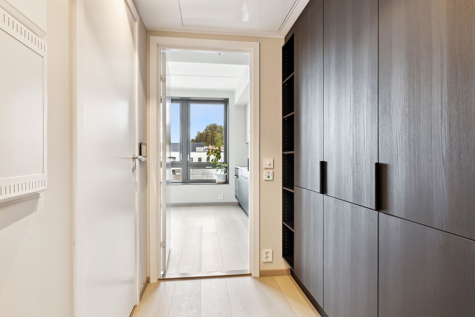 Gode oppbevaringsmuligheter i entré. Galleribilde