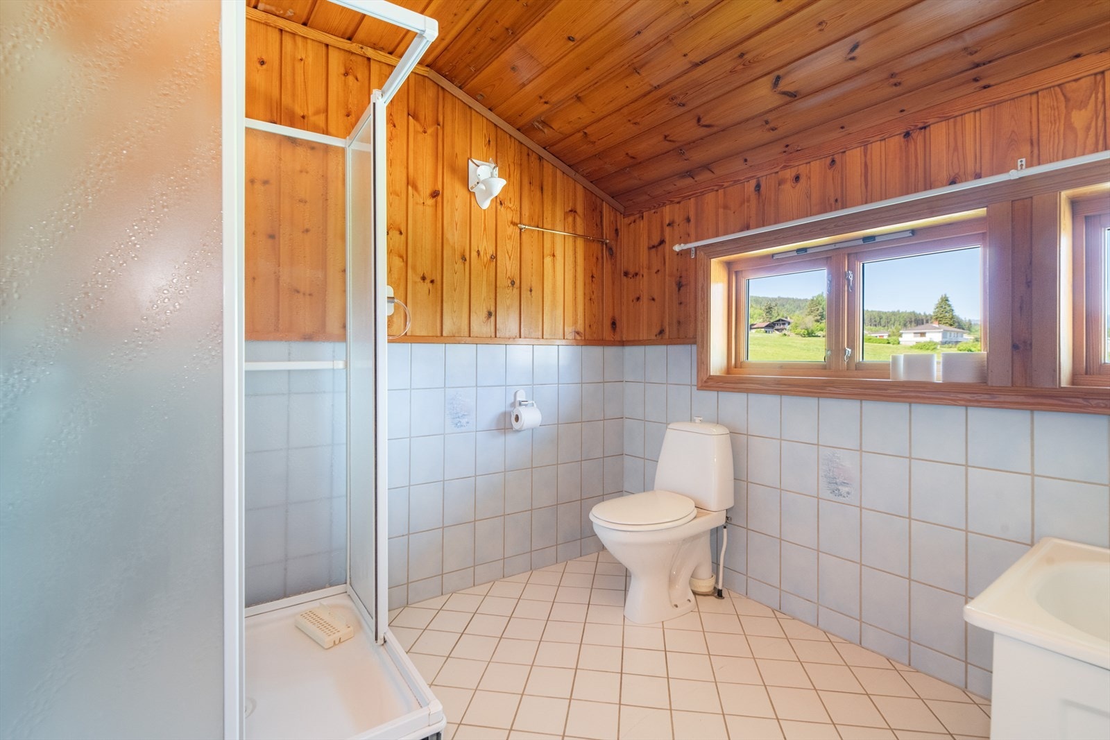 Badet er også innredet med badekar, dusjkabinett og toalett. Galleribilde