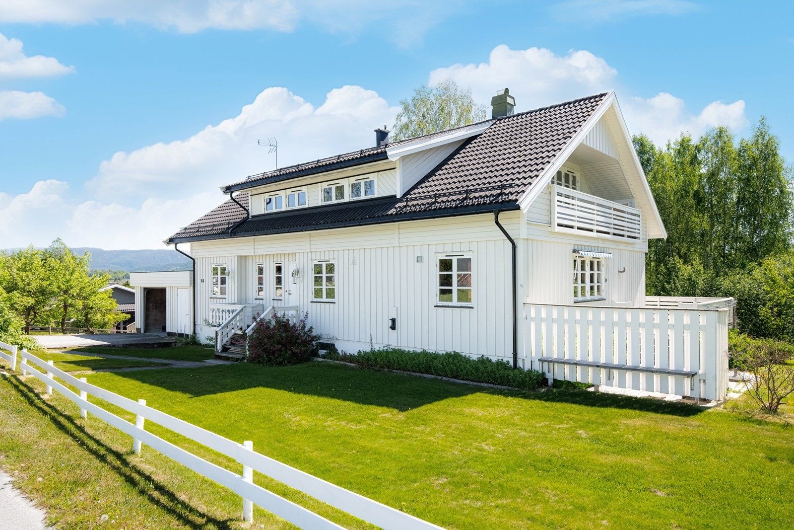 Innholdsrik familiebolig med garasje beliggende på en stor og solrik tomt innerst i rolig boligfelt med landlige omgivelser. Galleribilde