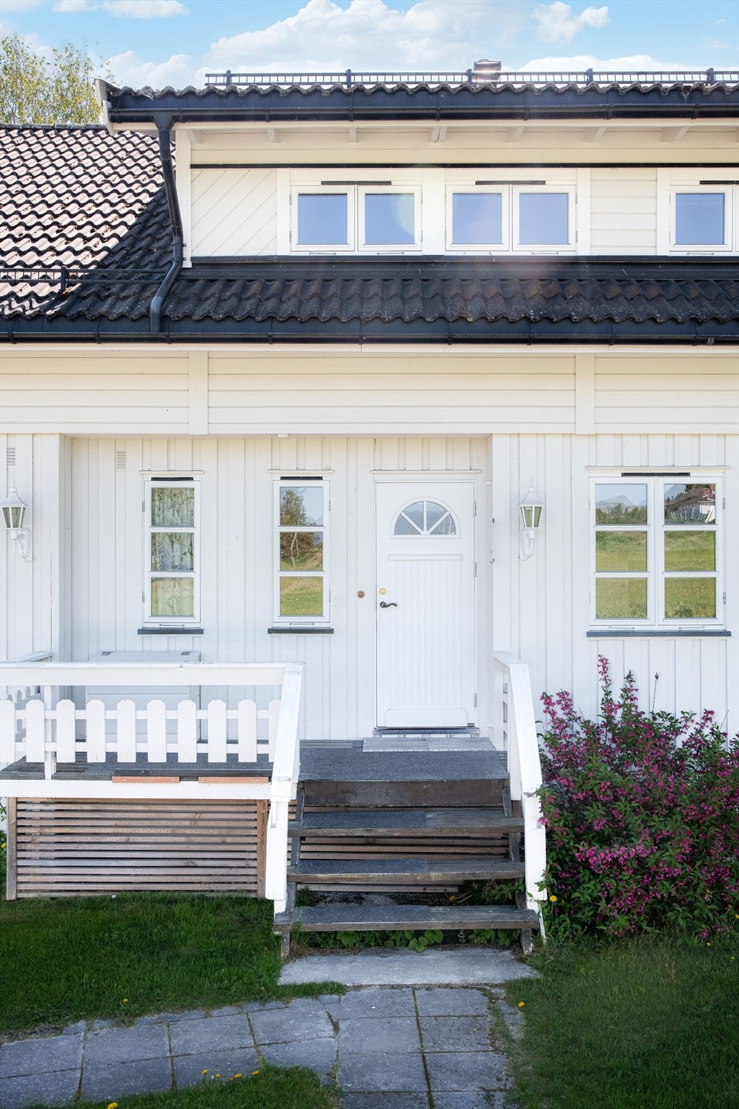 Hyggelig inngangsparti med gangsti både fra gateplan og fra gårdsplassen. Galleribilde