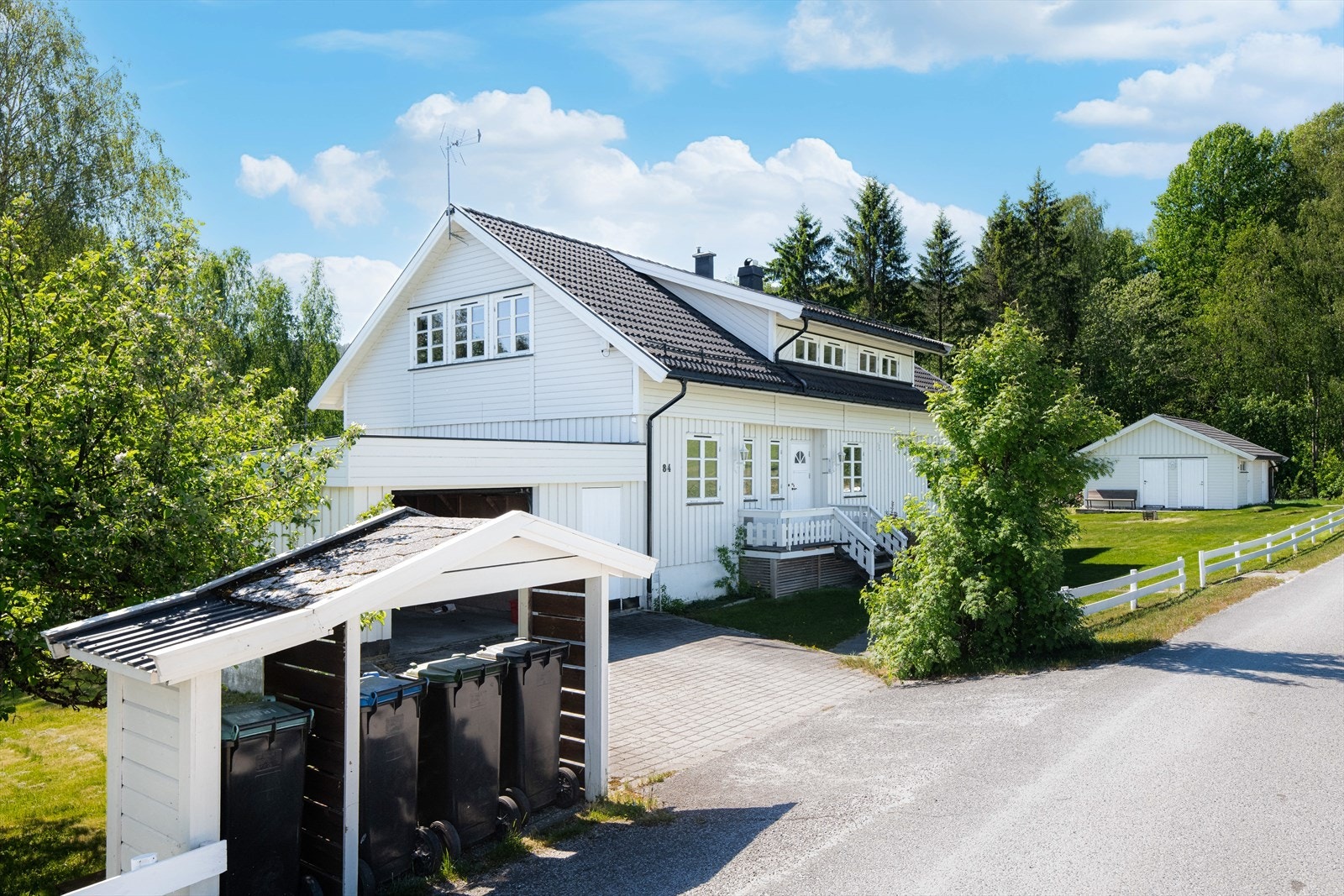 Tomten ligger usjenert til og er pent opparbeidet med plenarealer, prydbusker og deilige terrasseområder. Galleribilde