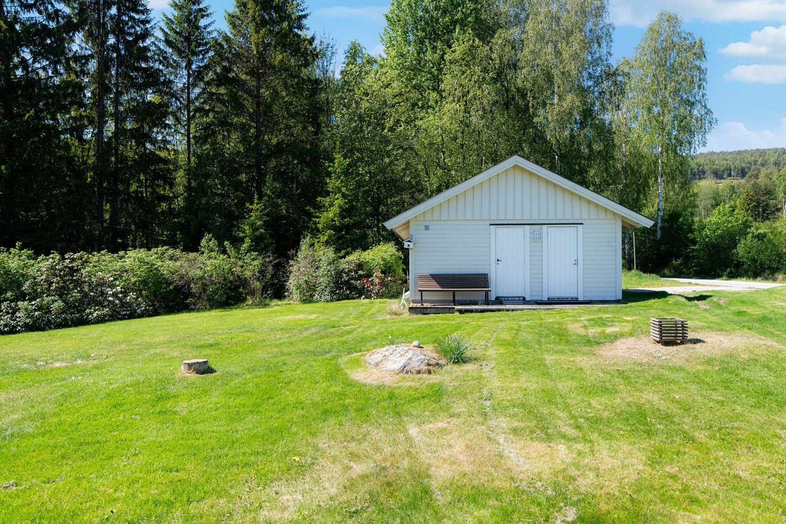 Det er på hagedelen oppført et kjekt bod-bygg på hele 37 m2, med god lagringsplass. Galleribilde