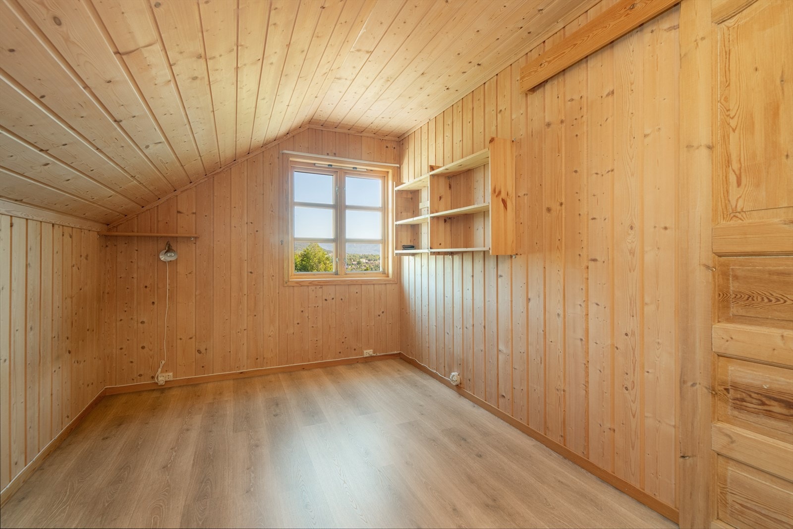 Soverommene har moderne laminat på gulvet og trepanel på vegger og i tak. Galleribilde