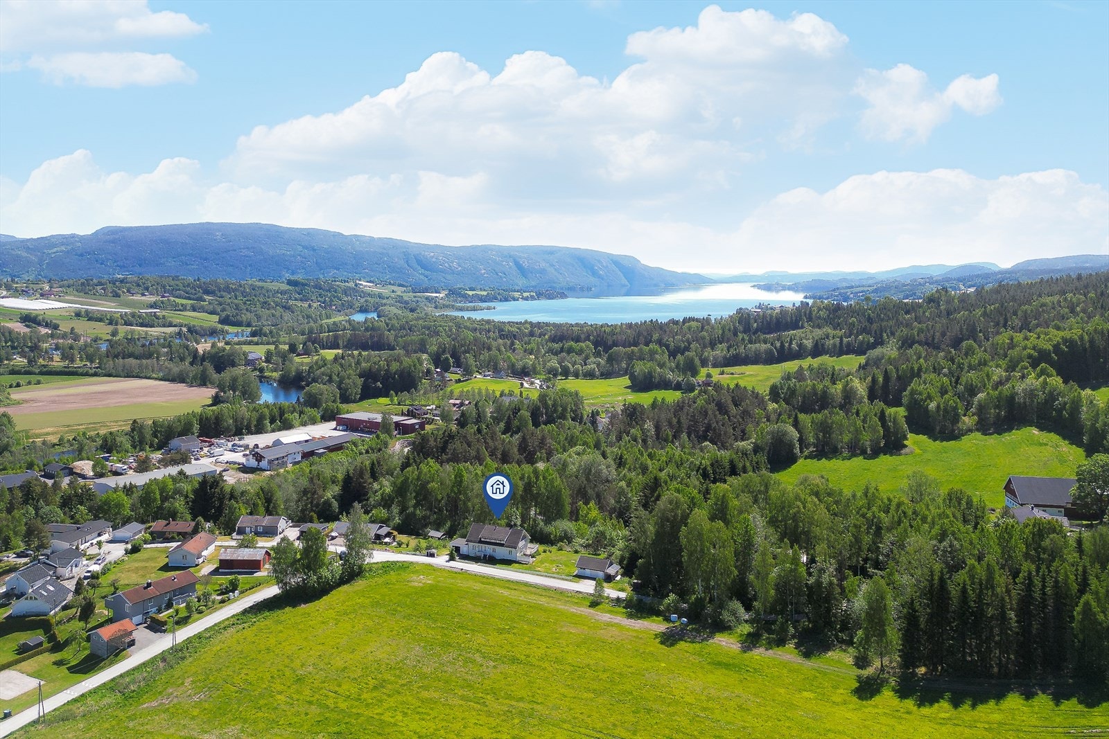 Dagligvarehandelen kan gjøres ved Kiwi eller Coop Prix, som begge er beliggende ved Gvarv sentrum. I sentrum finnes det også diverse andre forretninger og servicetilbud, samt kollektiv transportsentral med buss- og togforbindelser. Galleribilde