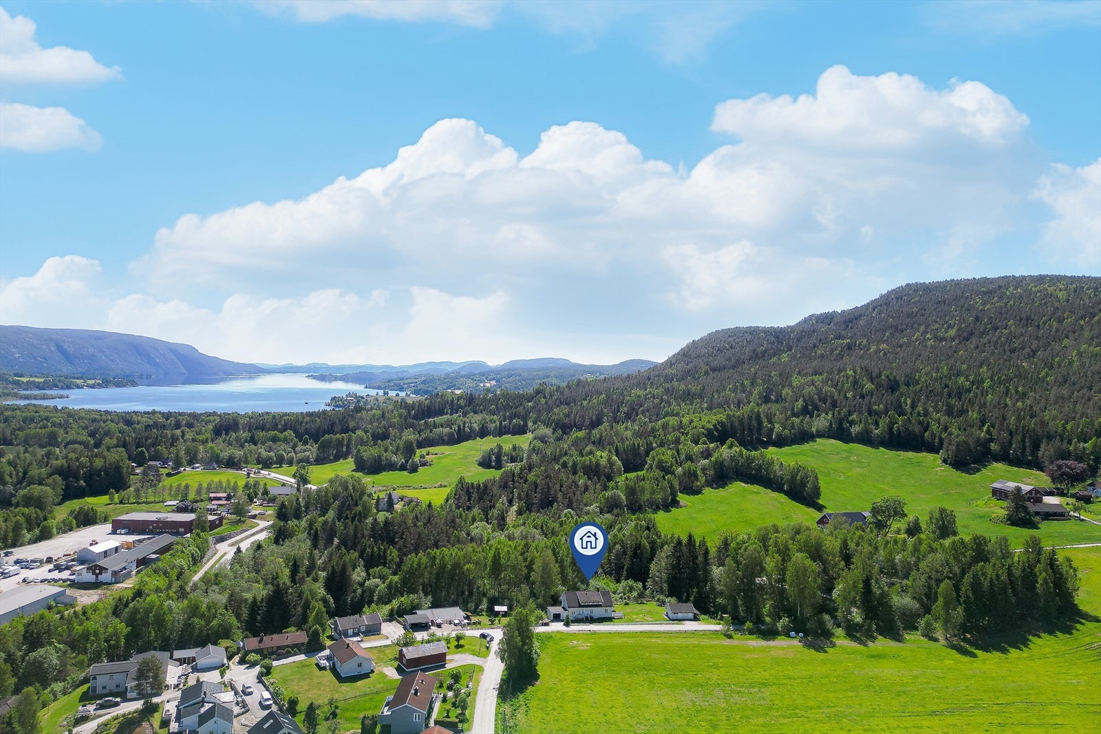 Bussforbindelser også langs Strannavegen, kort gange fra boligen. Galleribilde