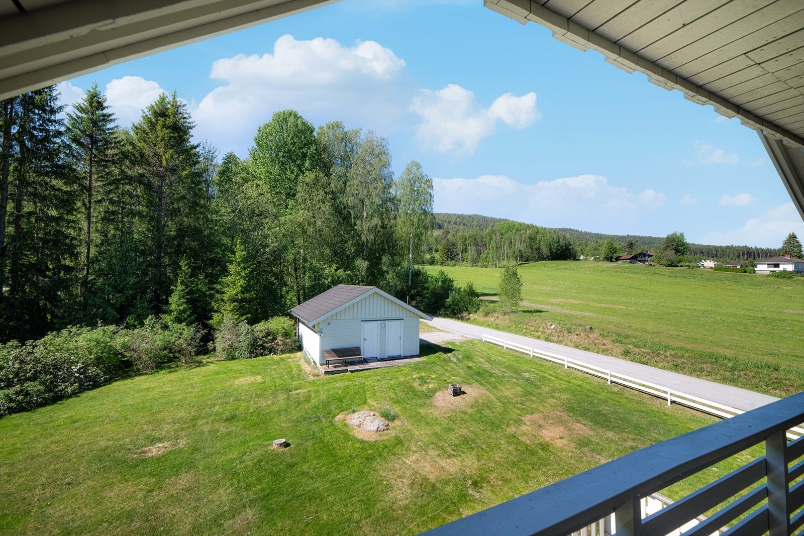Idyllisk utsikt fra balkongen ved loftstua! Galleribilde