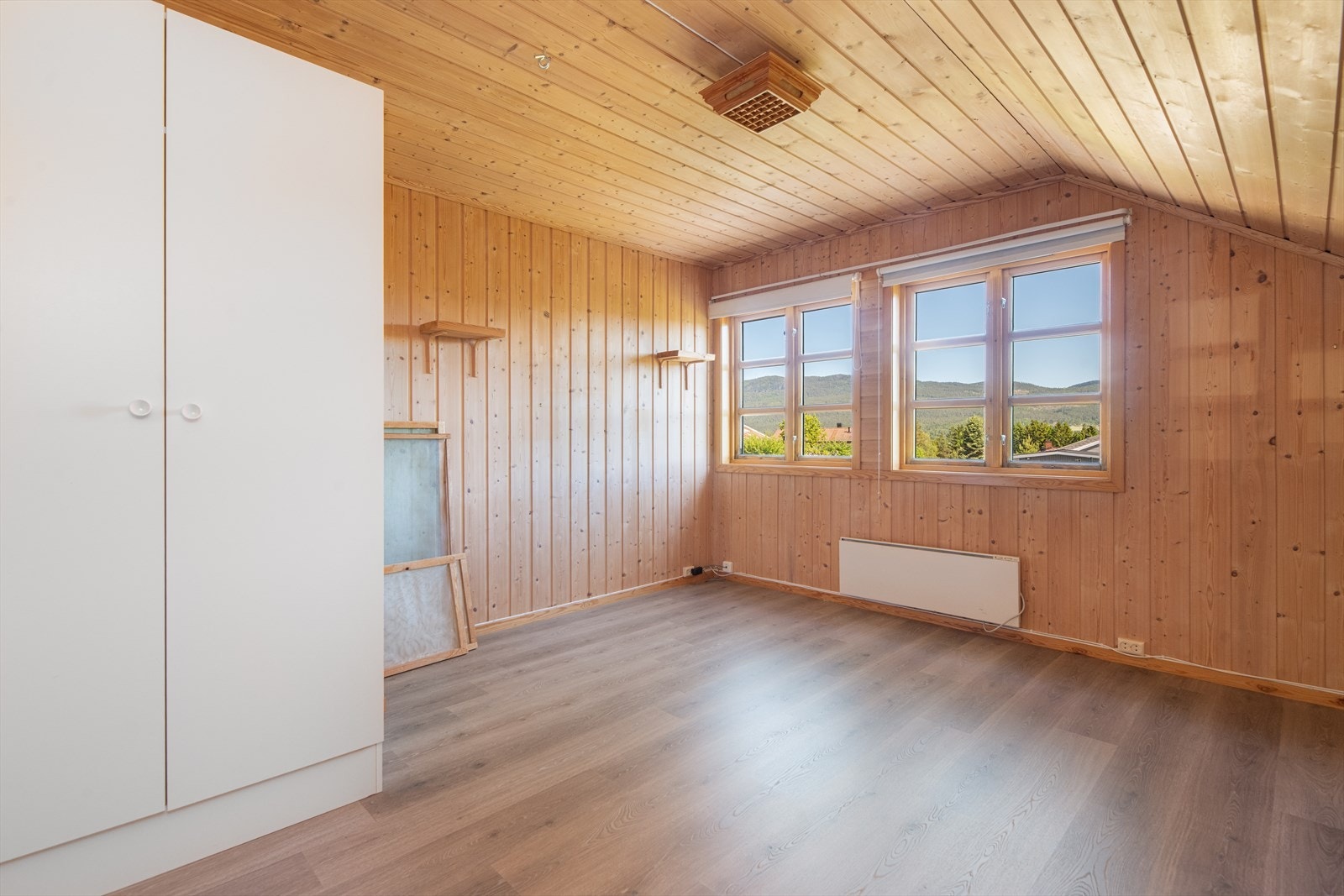 Det er to soverom også i 2. etasje, beliggende inntil loftstua. Galleribilde
