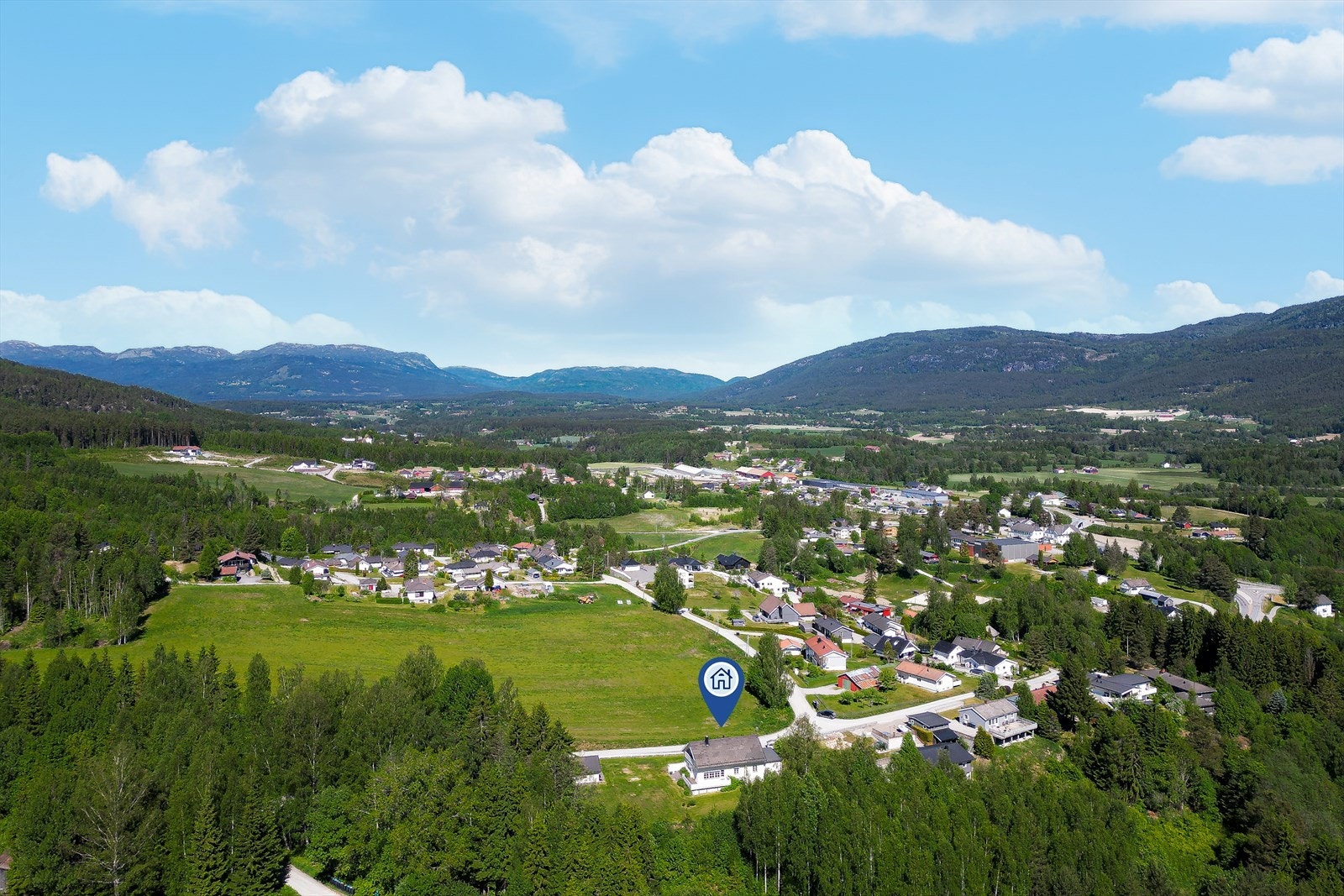 Gvarv er et trivelig tettsted ved den nordlige enden av innsjøen Norsjø og er kjent som fruktbygda med sine tusenvis av frukttrær i fruktlandskap med epler, plommer og moreller. Galleribilde