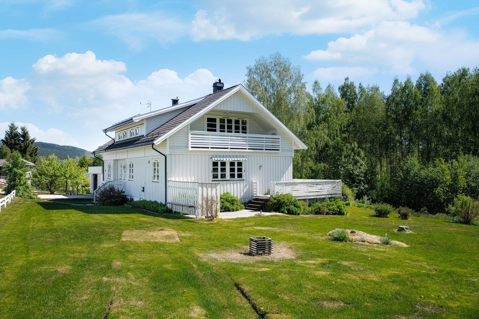 Terrasseområdene ligger i fin tilknytning til den romslige hagedelen. Det er montert markise for solskjerming på flere vinduer i 1. etasje. Galleribilde