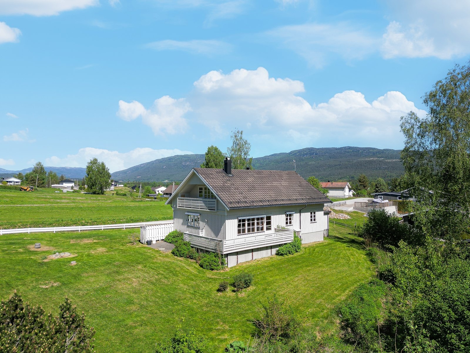 Eiendommen ligger usjenert til mot skogsholt og dyrka mark. Galleribilde
