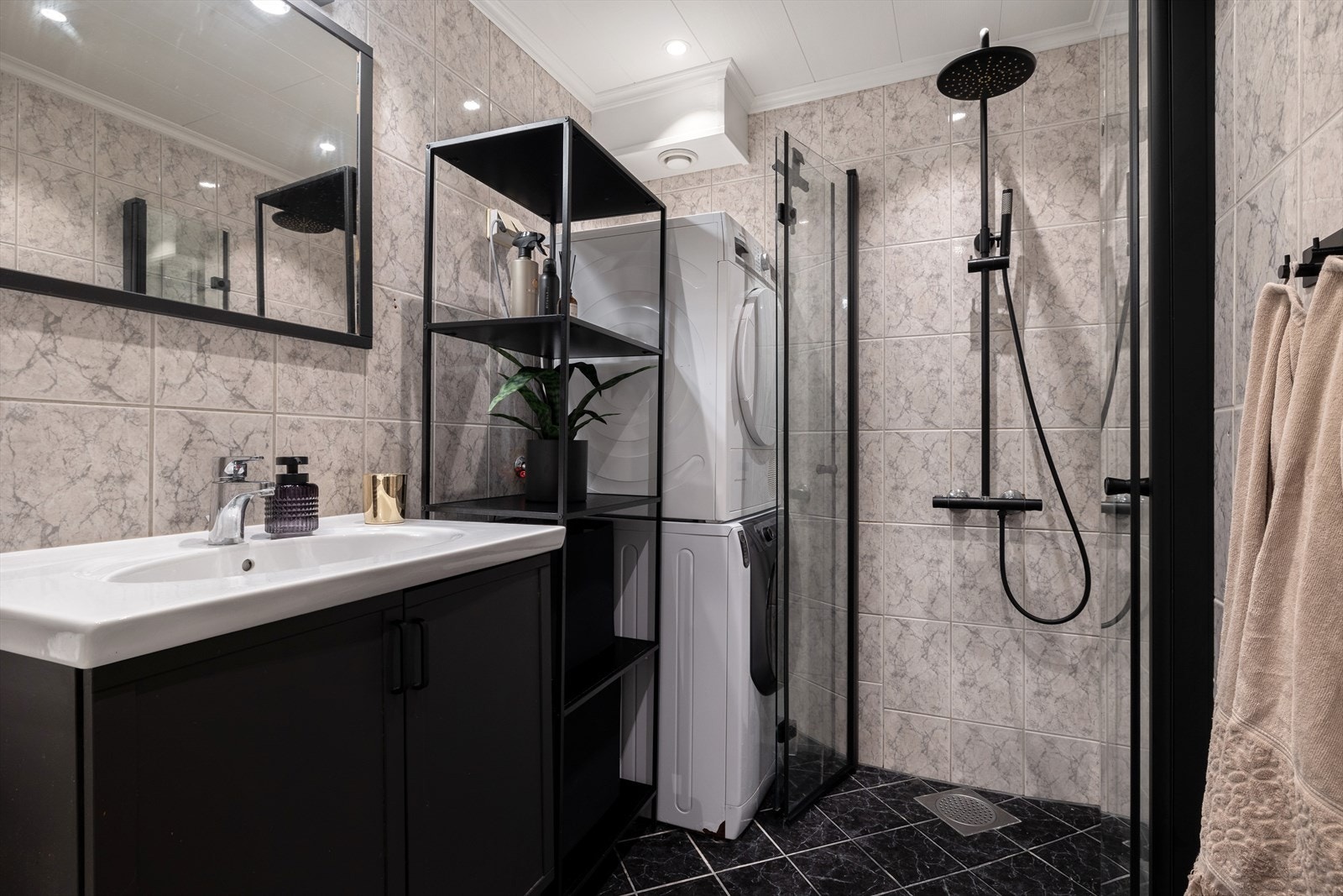 Badet er helfliset i tidløse nyanser. Galleribilde