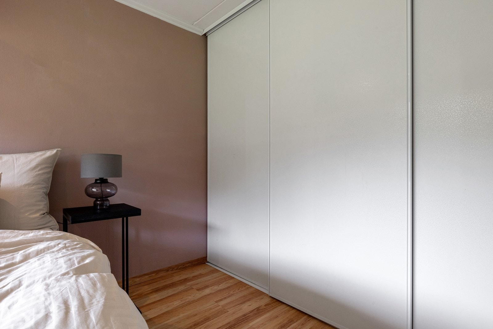 Her medfølger romslig skyvedørsgarderobe. Galleribilde