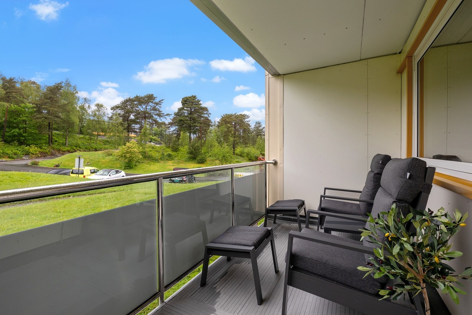En lun terrasse med en usjenerte beliggenhet. God plass til utemøblement. Galleribilde