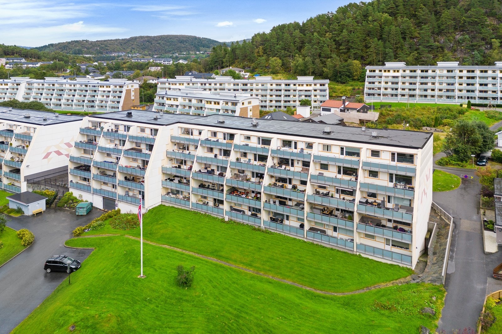 Leiligheten ligger i 1. et. med kun en trapp ned fra inngangsparti. Galleribilde