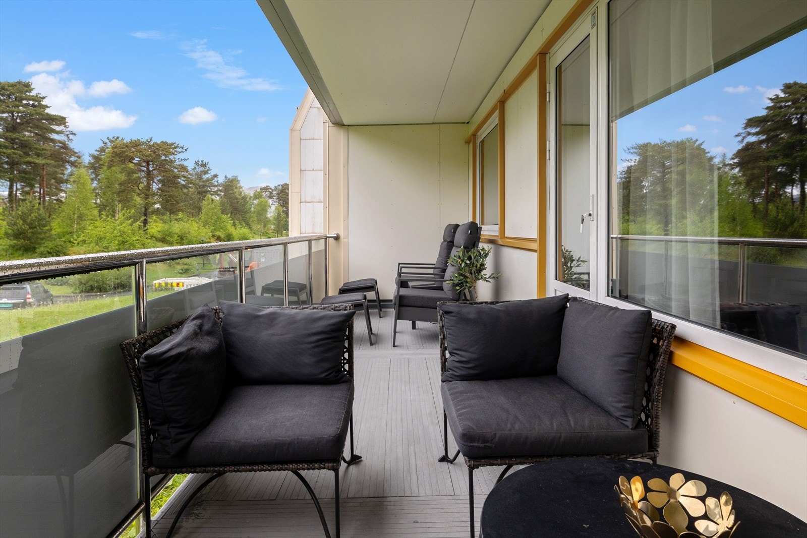 Fra stuen er det utgang til sørvendt terrasse på 13 m² med fine solforhold. Galleribilde
