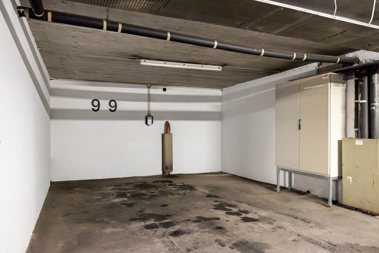 Fast garasjeplass med elbillader Galleribilde