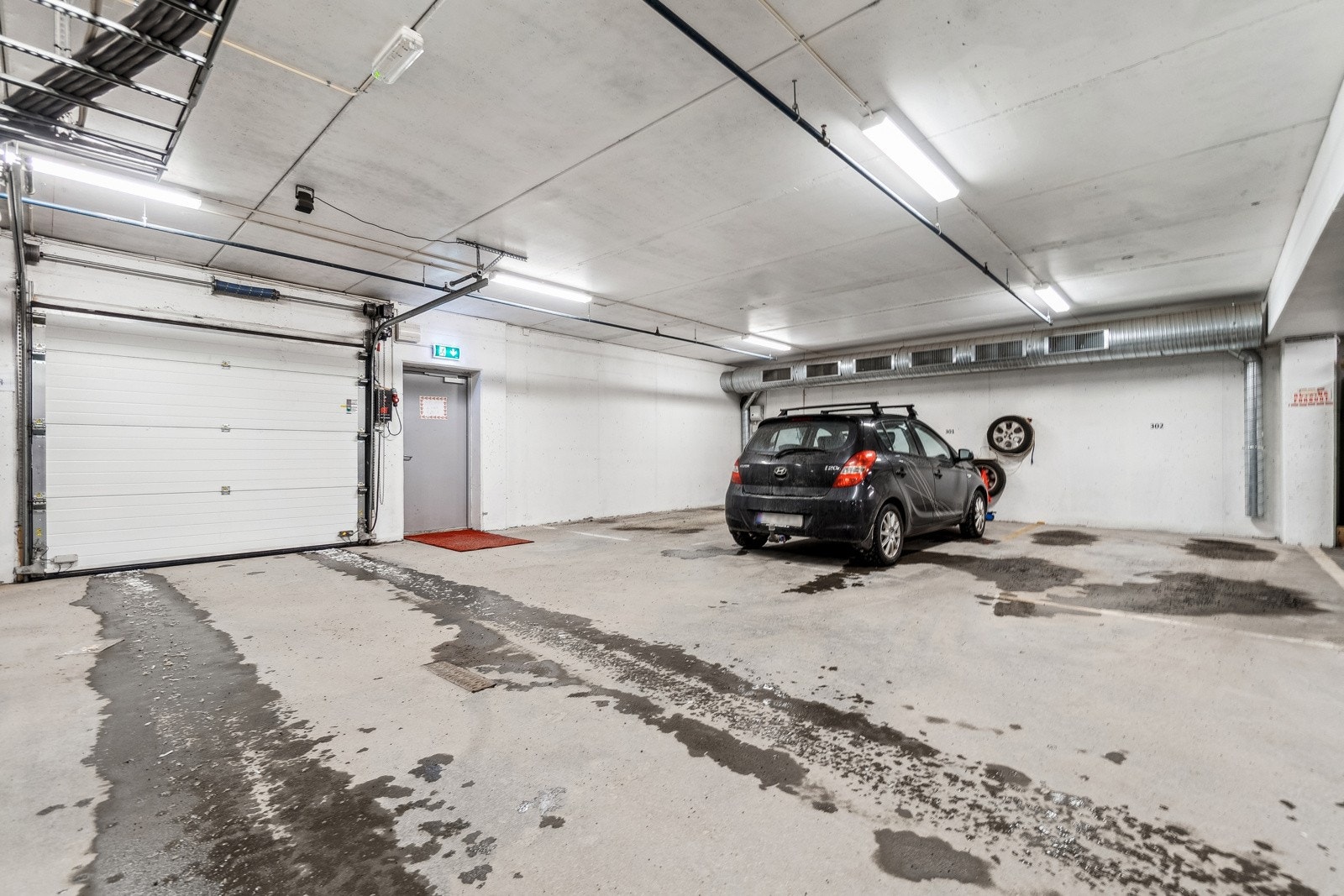 Tilhørende andelen får du egen parkeringsplass i felles garasjeanlegg, og medfølgende bodplass. Galleribilde