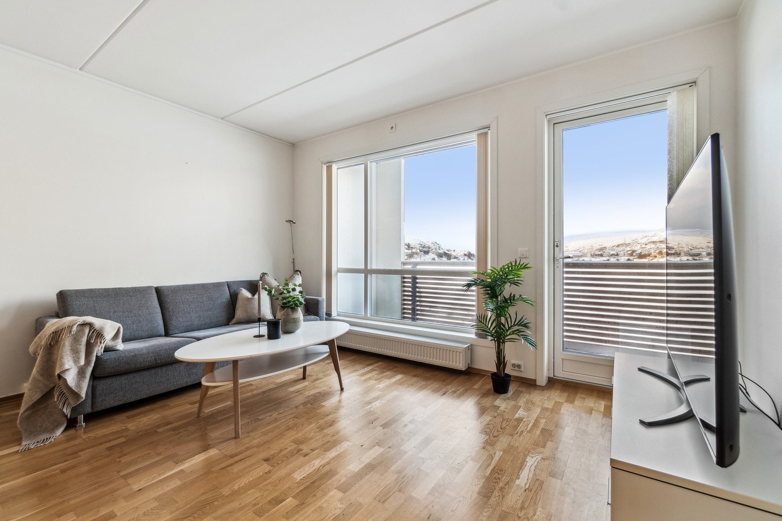 Boligens stue har store vindusflater som slipper inn rikelig med naturlig lys og som lar deg nyte den flotte utsikten mot Storvannet innendørs. Galleribilde