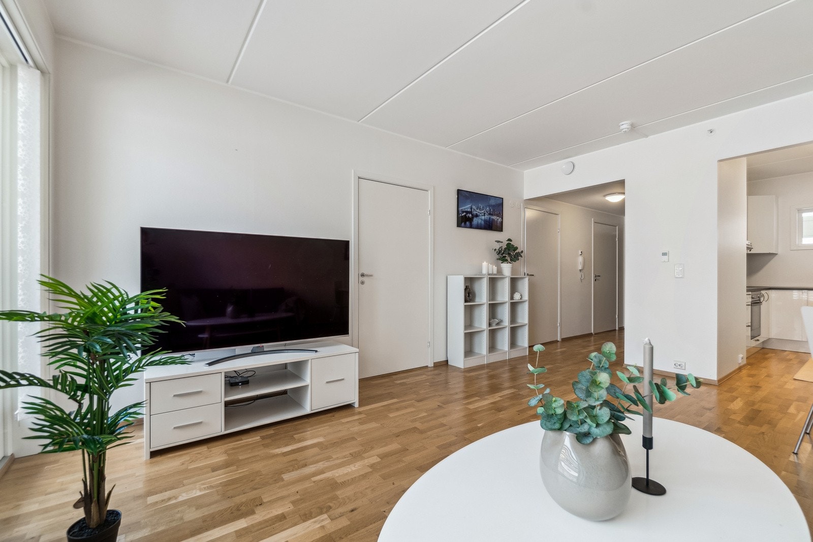 Stuen er i en delvis åpen planløsning med kjøkkenet, og har også videre adkomst til soverommet. Leilighetens kvm er godt fordelt slik at alle rom er av god størrelse. Galleribilde