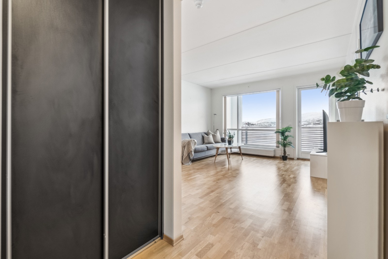 Inn til boligen møter du en kombinert entré og gang med skyvedørsgarderobe lengre inn. I tillegg har entréen plass til en enkel innredning av ulike garderobeløsninger ved behov. Galleribilde