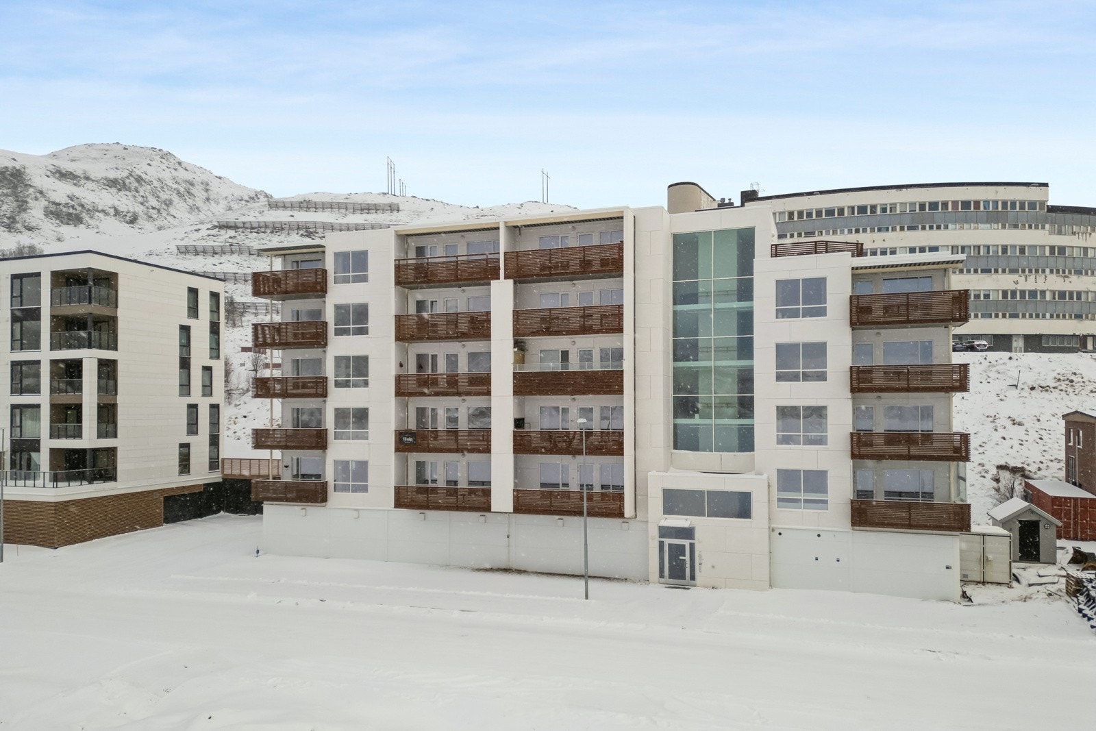 Boligen befinner seg i byggets 3. etasje, med felles inngang og adkomst via heis. Galleribilde