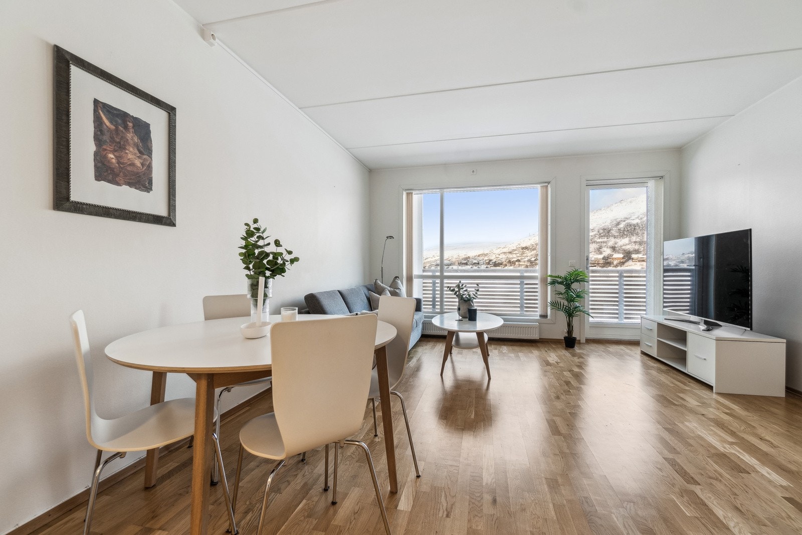 Her får du en praktisk og lys 2-roms andelsleilighet ved Storvannet, i et nyere og veldrevet borettslag. Galleribilde