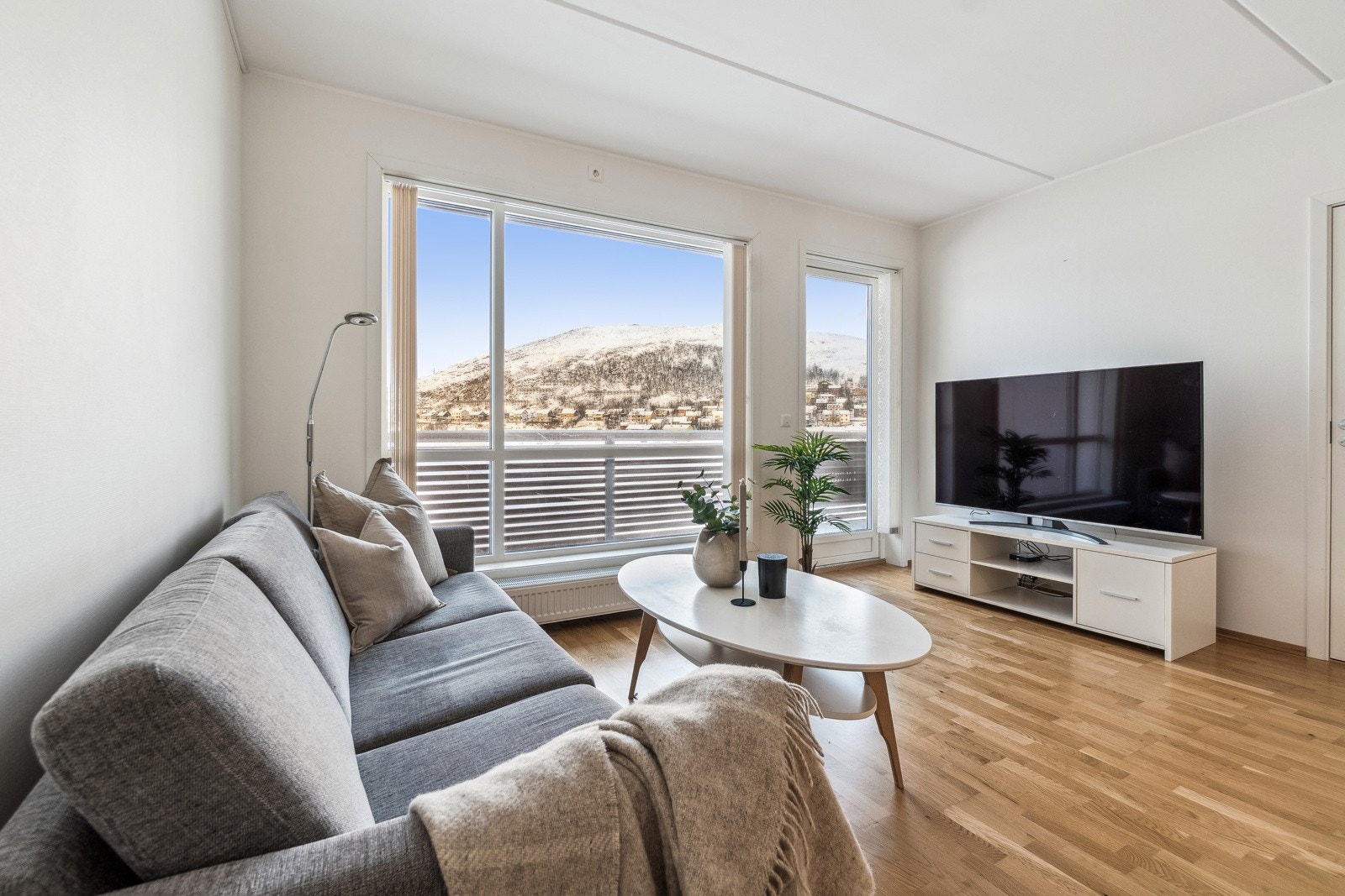 Boligen er oppvarmet med bl.a. fjernvarme og varmegjennvinning fra ventilasjonsanlegget, slik at du får et behagelig og energieffektivt inneklima. Galleribilde