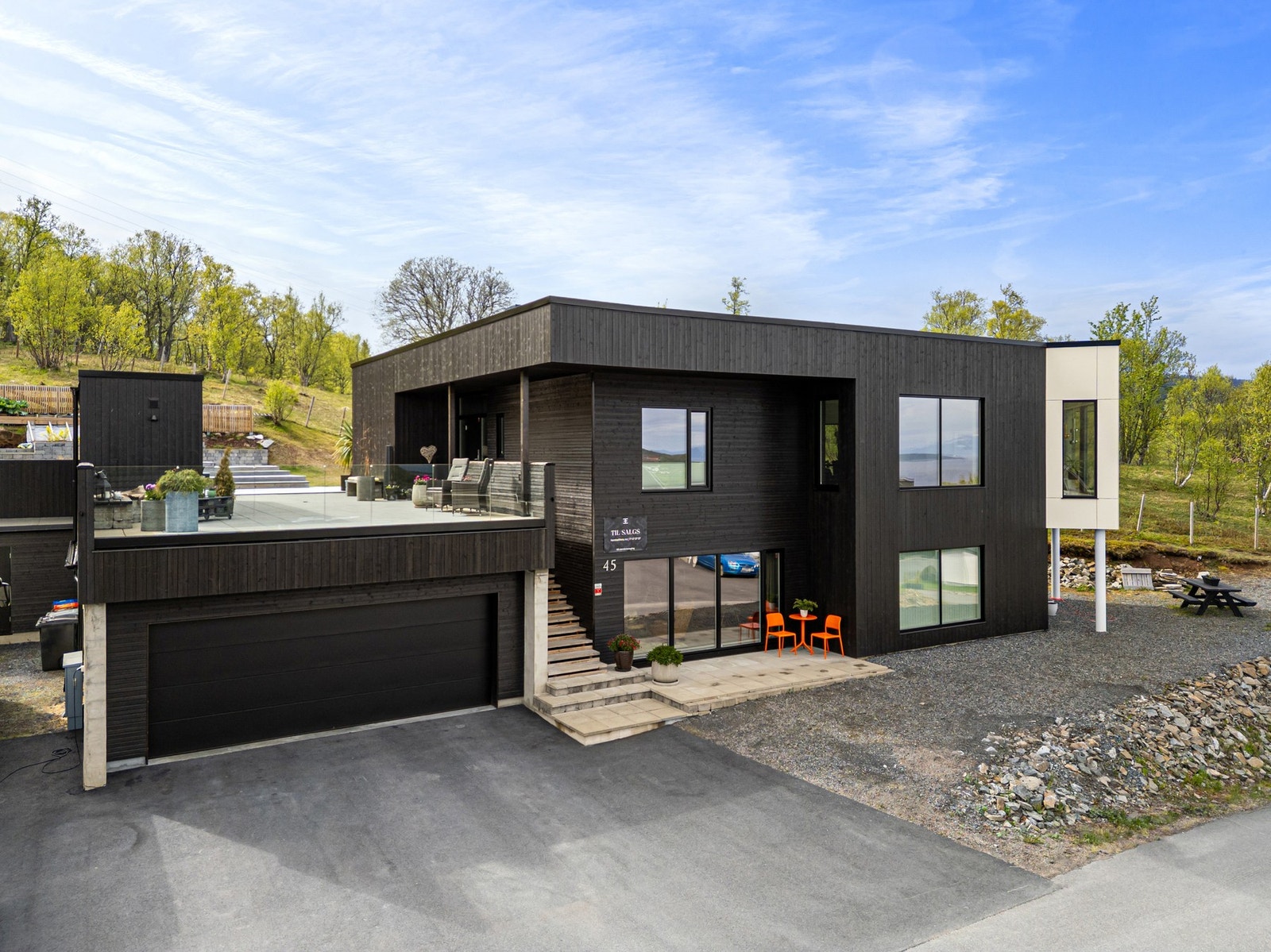 Den store garasjen rommer fire biler! Galleribilde