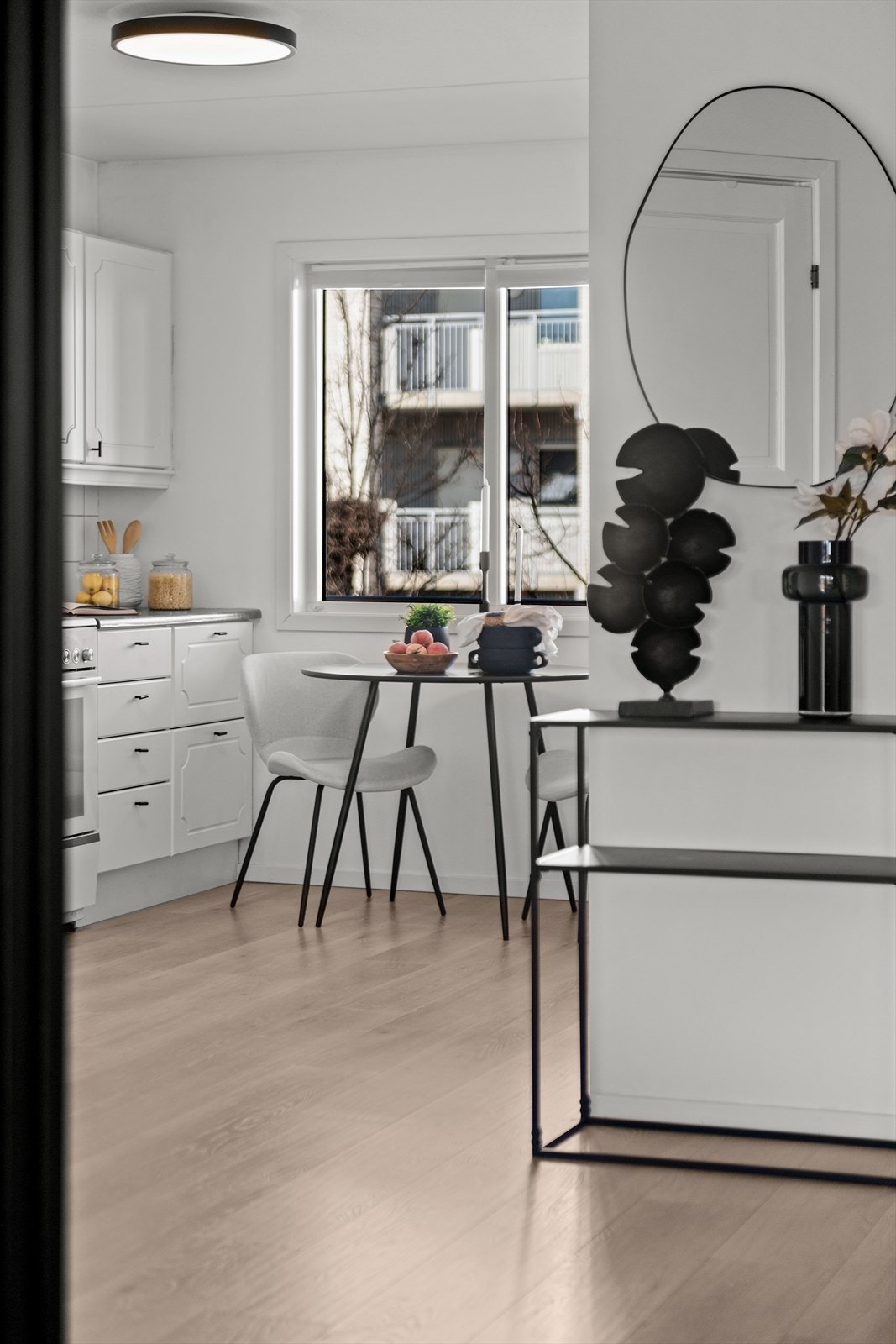 Kjøkken med liten spiseplass for morgenkaffen. Galleribilde