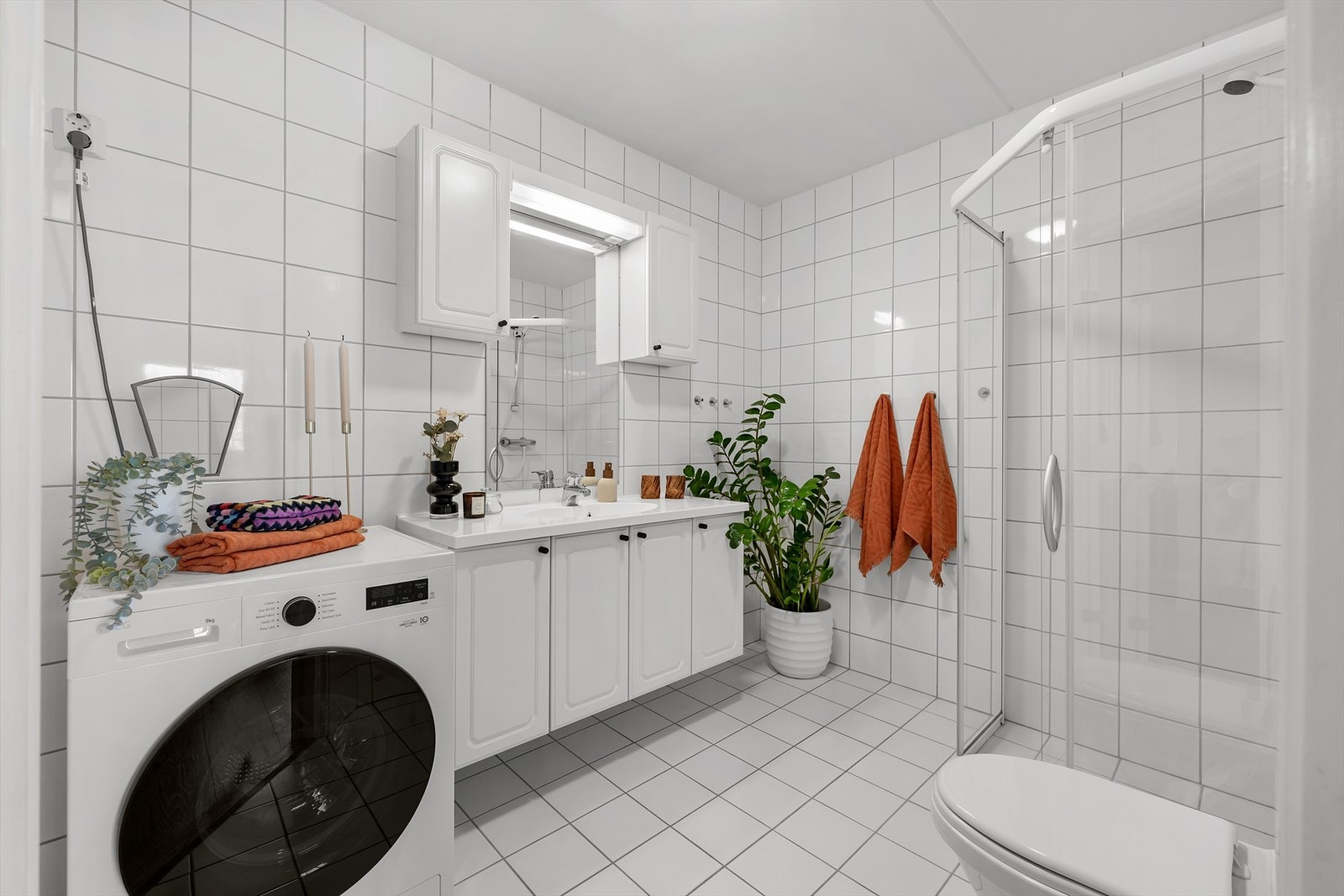 Badet har servant med innredning, WC og dusjhjørne. God plass til vaskemaskin. Galleribilde