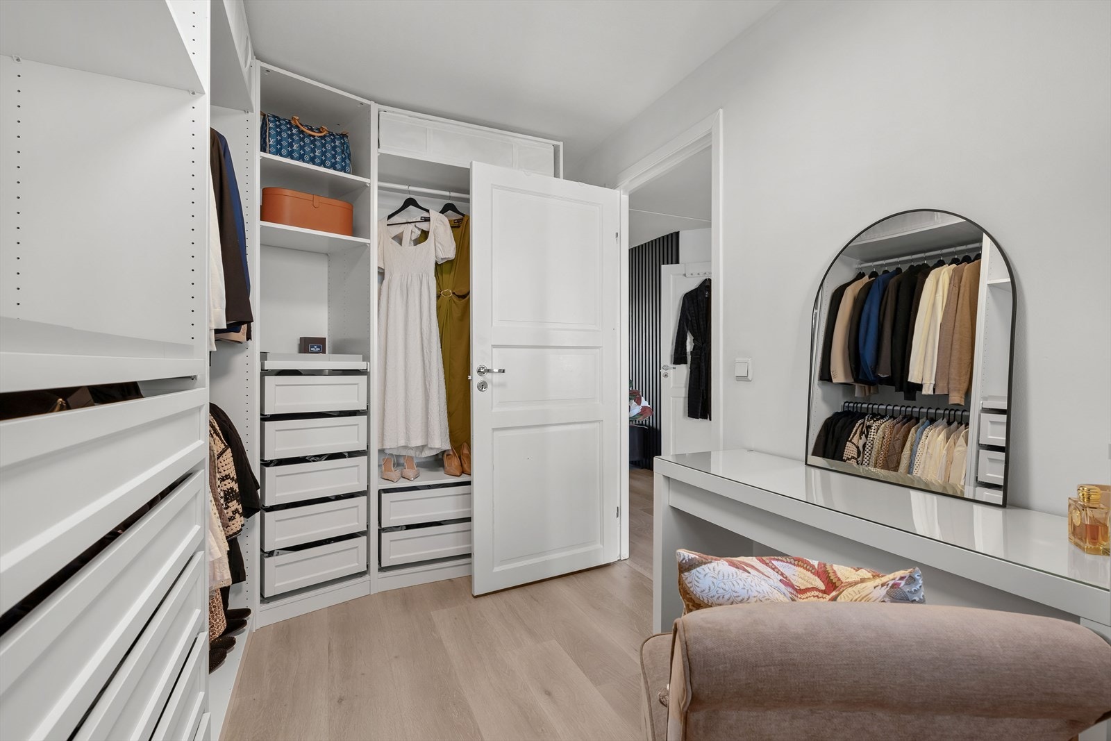 Boligens andre soverom passer perfekt som walk-in closet, gjesterom eller kontor. Galleribilde