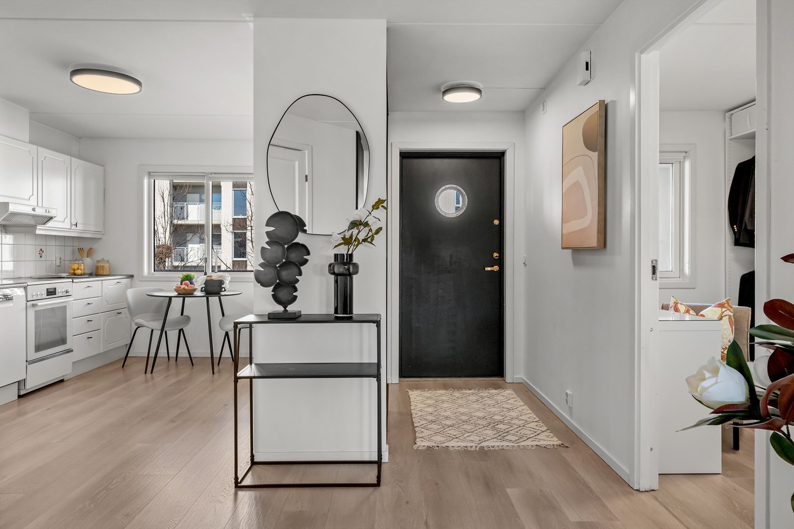 Flott overgang mellom kjøkken og stue, perfekt for gjester. Galleribilde