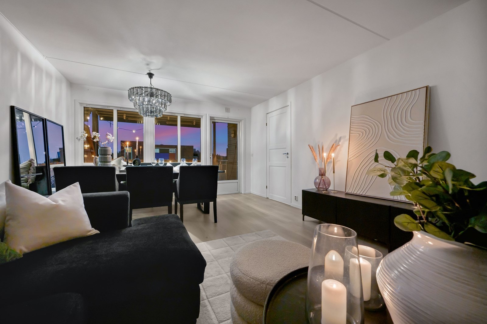 Kveldskos i stuen med stemningsfull belysning. Galleribilde