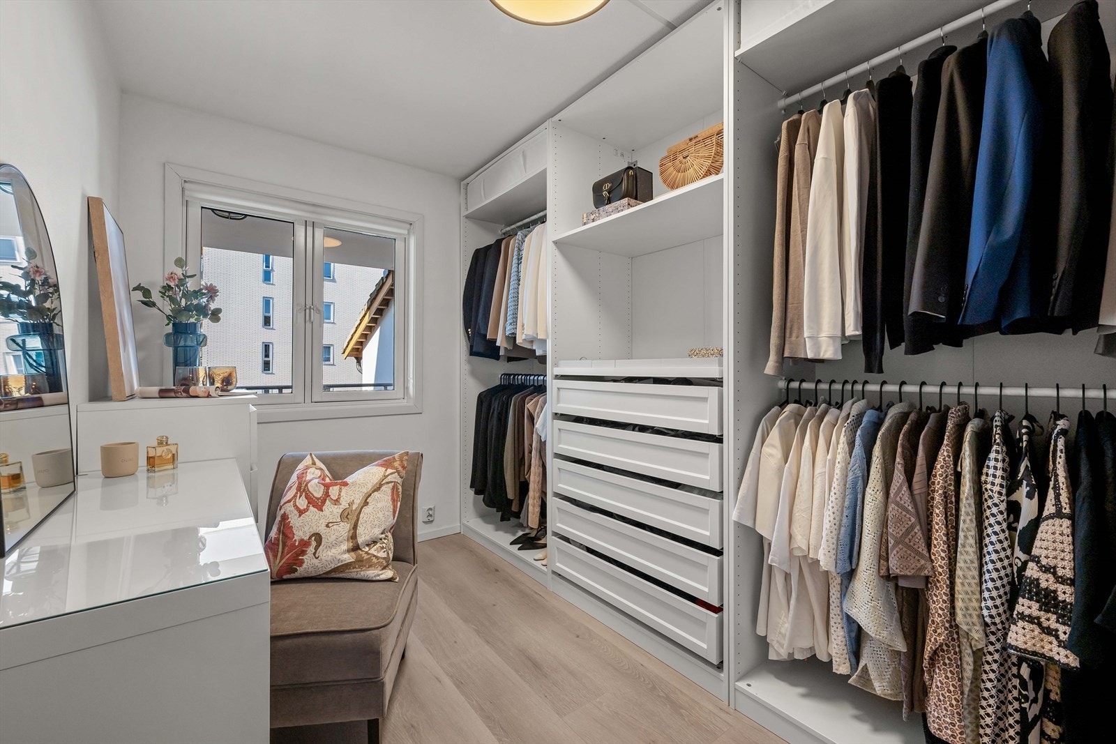 Soverommet har praktisk garderobe med sitteplass og naturlig lys. (garderobe medfølger ikke salget) Galleribilde