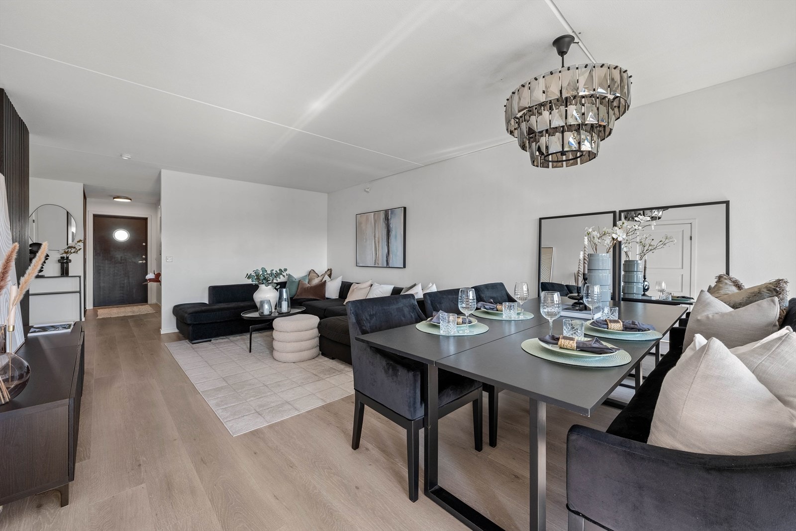 Svært romslig stue med gode møbleringsmuligheter. Galleribilde