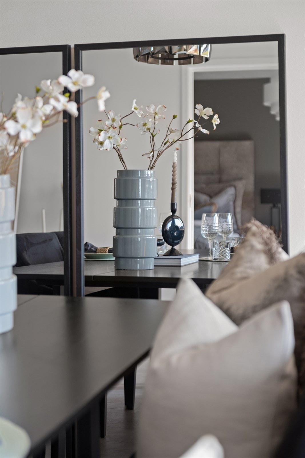 Detaljerik borddekorasjon som setter stemningen. Galleribilde