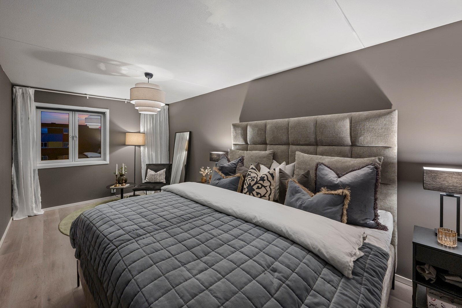 Hovedsoverom med behagelig atmosfære og mørke vegger. Galleribilde