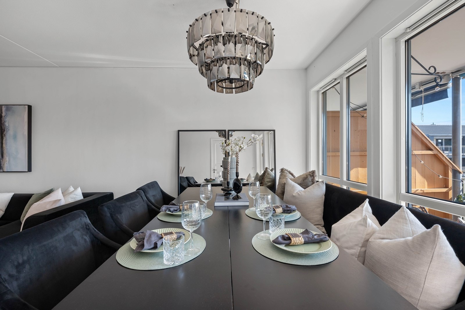 Spisestue med dekorativ lysekrone som gir atmosfære. (denne medfølger ikke salget) Galleribilde