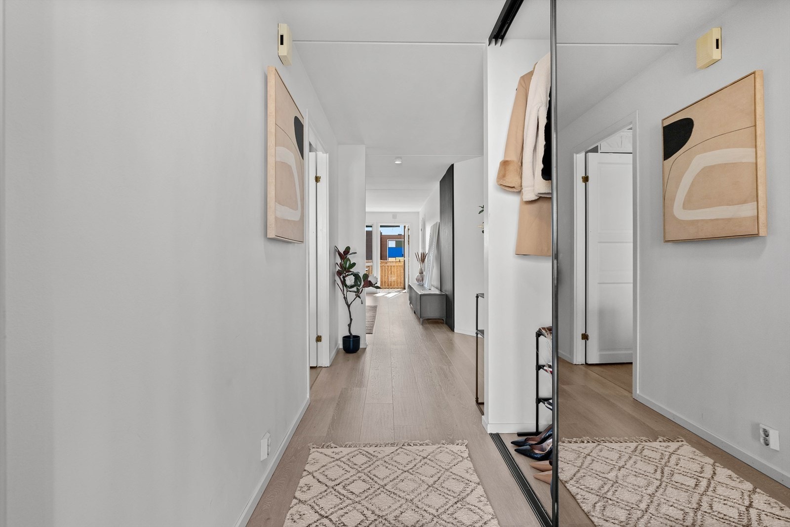 Velkommen inn! Lang og romslig gang med speilskap for ekstra lagring. Galleribilde